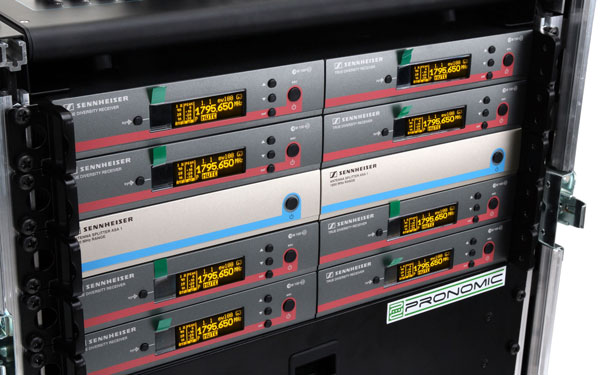 Drahtlose Sennheiser 8-Kanal-Mikrofonanlage. Zwei Antennensplitter versorgen acht Empfänger mit Signalen im 1,8 Gigahertz-Bereich.