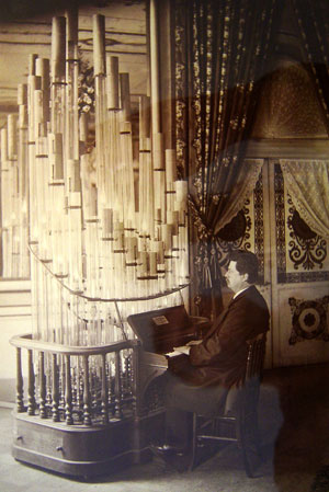 Der deutsche Komponist Wendelin Weißheimer an der Flammenorgel. Foto: Wikipedia, Thomas Goller.