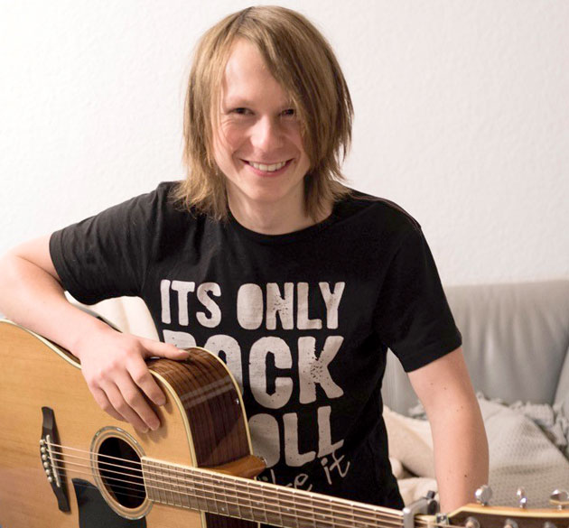 Na, das passt ja total! - Jonas hat zufällig ein E-Gitarren-Set gewonnen!