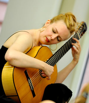 Interview mit der Gitarren-Virtuosin Heike Matthiesen: „Ich gucke mir selber immer wieder staunend beim Leben zu!“