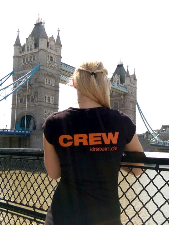 Unsere Auszubildende Sandra vor der Tower Bridge. Unsere Auszubildende Sandra vor der Tower Bridge.