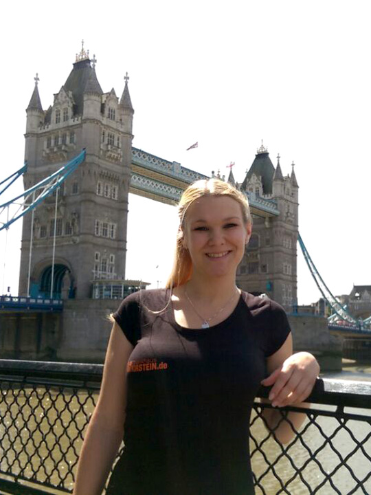 Unsere Auszubildende Sandra vor der Tower Bridge. Unsere Auszubildende Sandra vor der Tower Bridge.