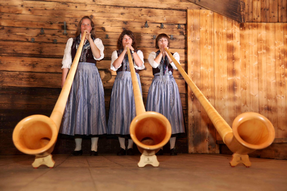 Blaskapelle Bad Bayersoien. Alphornbläserinnen. Foto © Blaskapelle Bad Bayersoien Blaskapelle Bad Bayersoien. Alphornbläserinnen. Foto © Blaskapelle Bad Bayersoien
