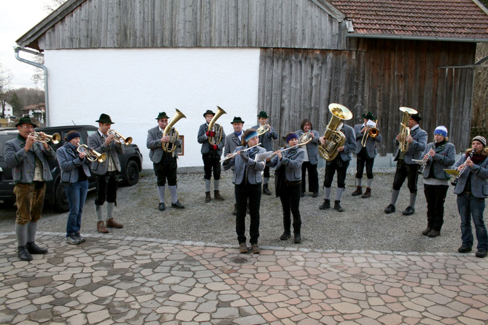 Blaskapelle Bad Bayersoien. Neujahrsanblasen. Foto © Blaskapelle Bad Bayersoien Blaskapelle Bad Bayersoien. Neujahrsanblasen. Foto © Blaskapelle Bad Bayersoien