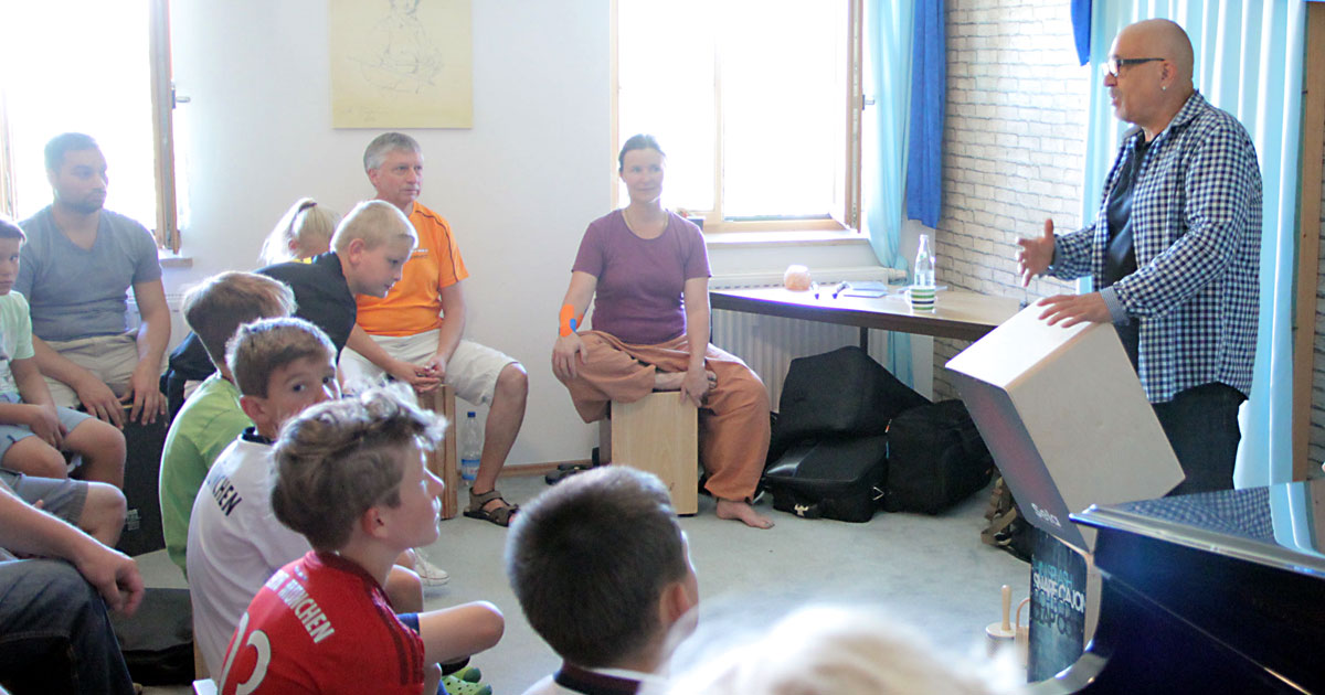 Cajon-Workshop im Musikhaus Kirstein mit Hakim Ludin