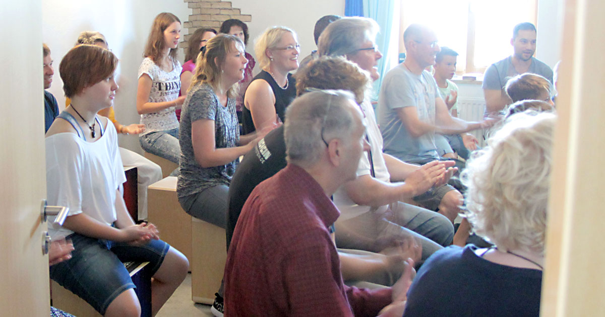 Cajon-Workshop im Musikhaus Kirstein mit Hakim Ludin