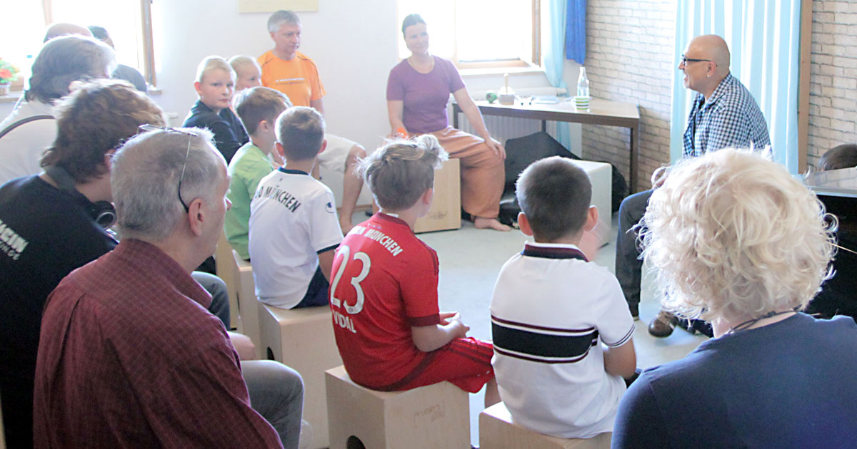 Cajon-Workshop im Musikhaus Kirstein mit Hakim Ludin