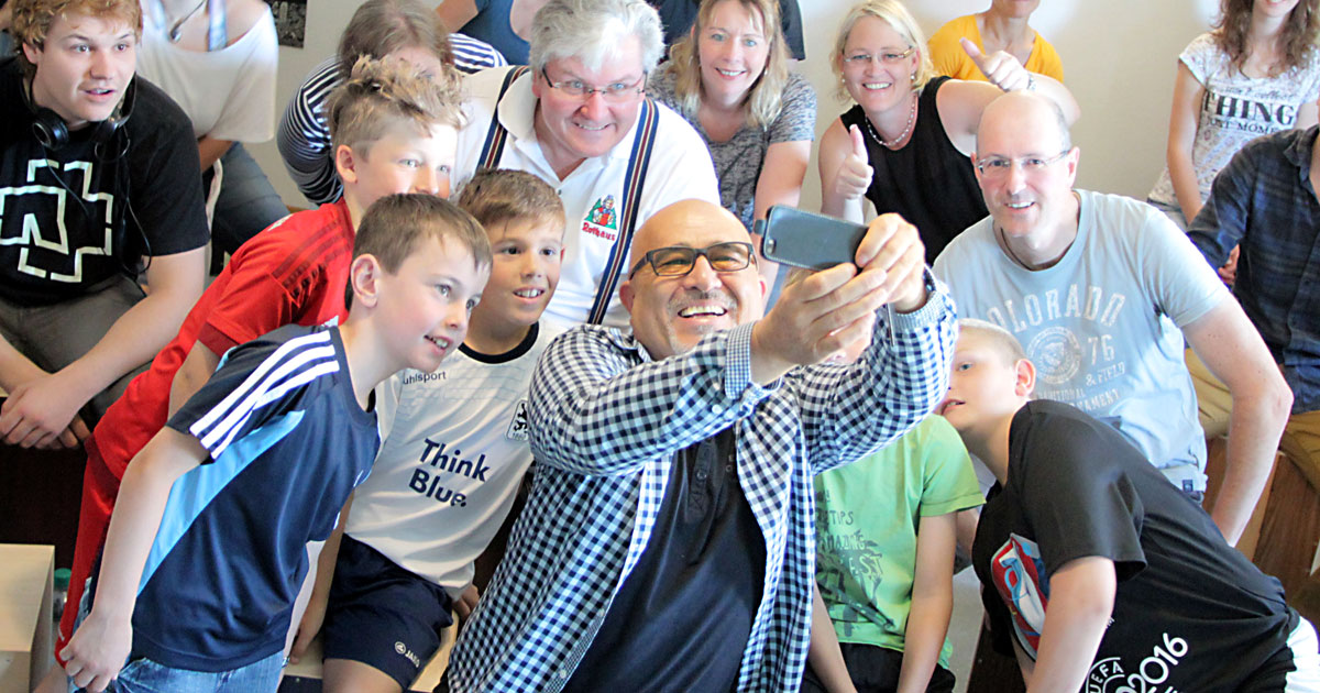 Cajon-Workshop im Musikhaus Kirstein mit Hakim Ludin