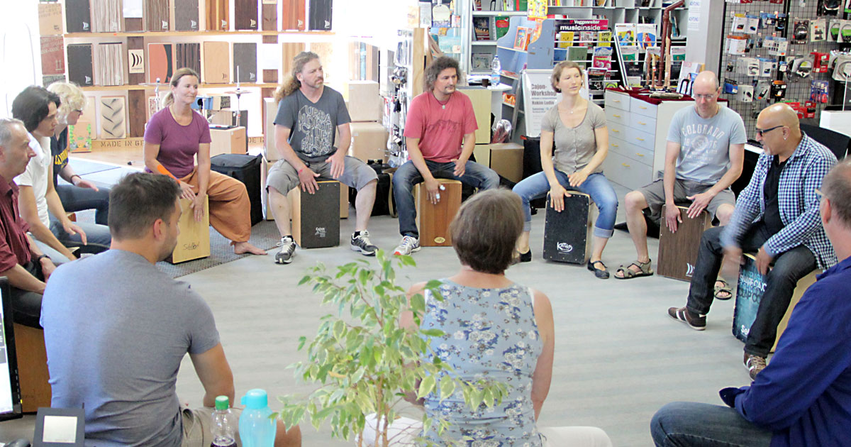 Cajon-Workshop im Musikhaus Kirstein mit Hakim Ludin