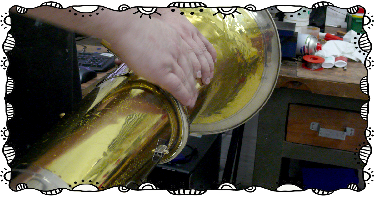 Ausbeulen einer Tuba in der Werkstatt