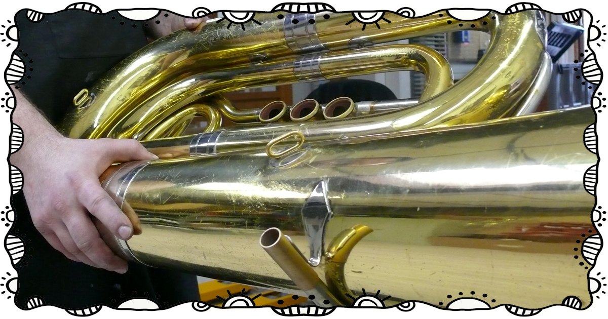 Ausbeulen einer Tuba in der Werkstatt