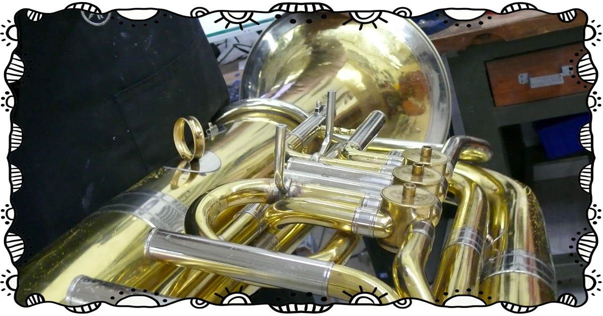 Ausbeulen einer Tuba in der Werkstatt