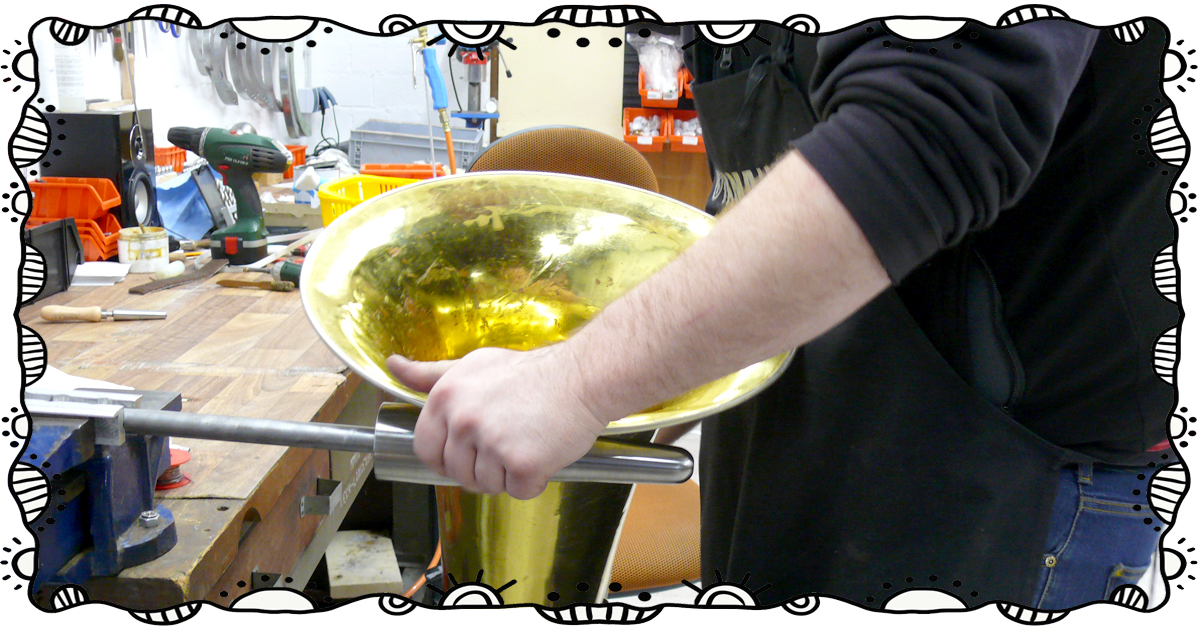 Dellen aus dem Tubaschallbecher entfernen