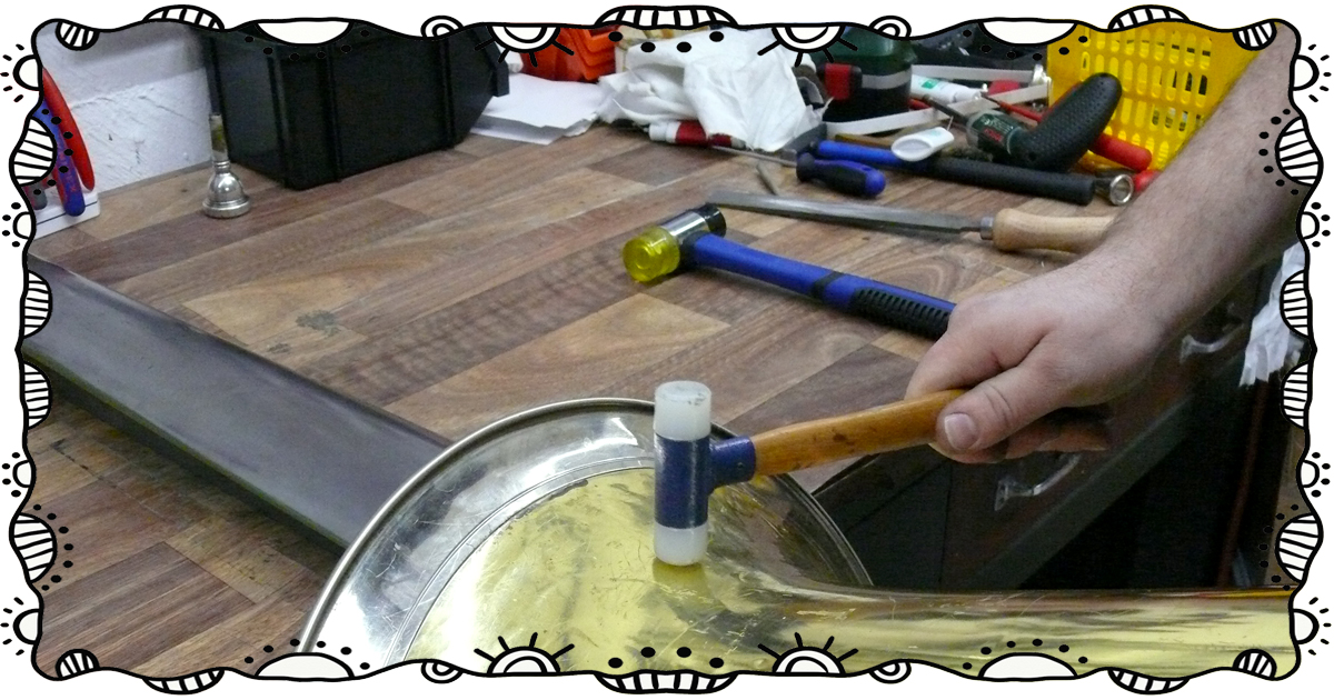 Ausbeulen des Schallbechers einer Tuba mit einem Hämmerchen