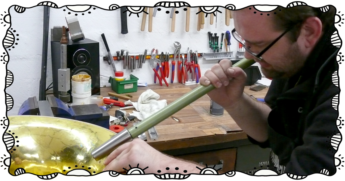 Glätten eines Tuba-Schallbechers mit speziellem Werkzeug