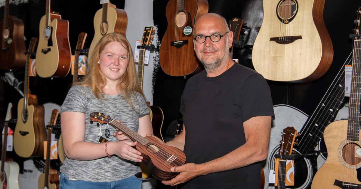 Ihre neue Ortega RUEB-SO Ebony - Ukulele wurde Jasmin von Alex überreicht.