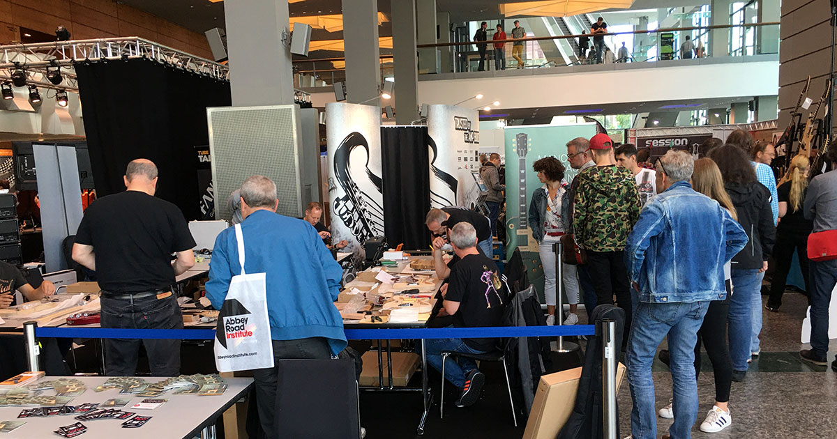 Der von Kirstein angebotene DIY-Workshop bei der Guitar Summit 2019 zog immer wieder viele interessierte Besucher zum Zuschauen an.