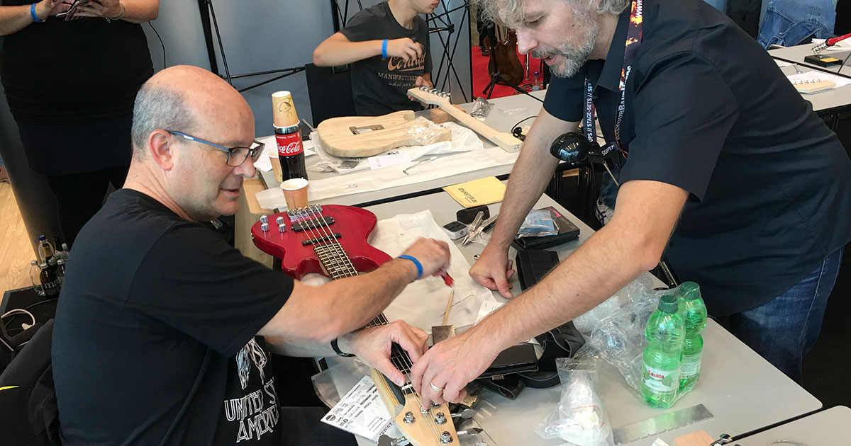Unter der fachkundigen Anleitung der Kirstein-Gitarrenexperten waren die Arbeiten an den Gitarrenbausätzen für alle Teilnehmer gut zu bewältigen.