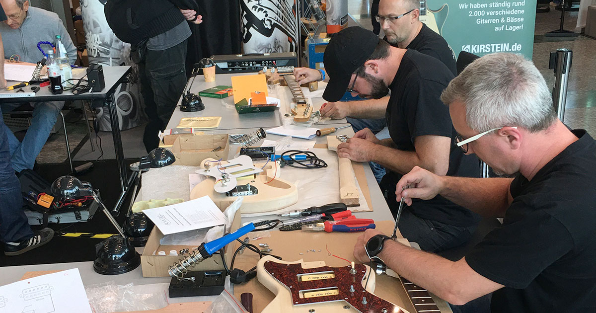 Die Workshop-Teilnehmer konnten sich an ihren Gitarrenbausätzen ganz entspannt austoben.