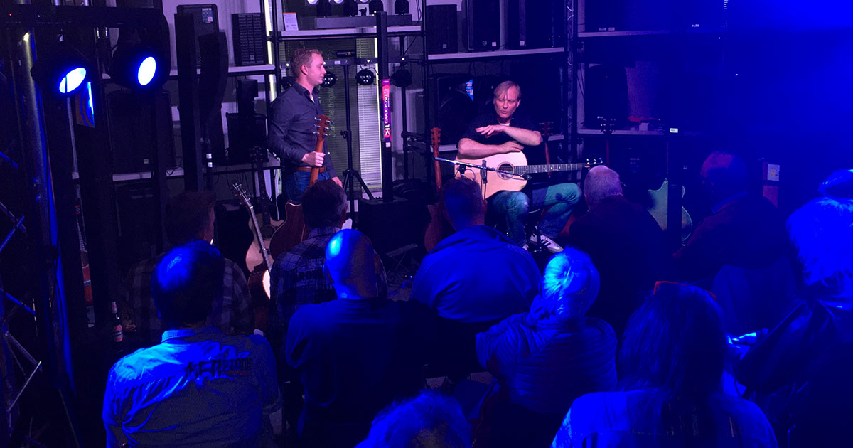 Die Gitarrenexperten Stephan und Simon erklärten bei der Taylor Road Show alles rund um die hochwertigen Gitarren.