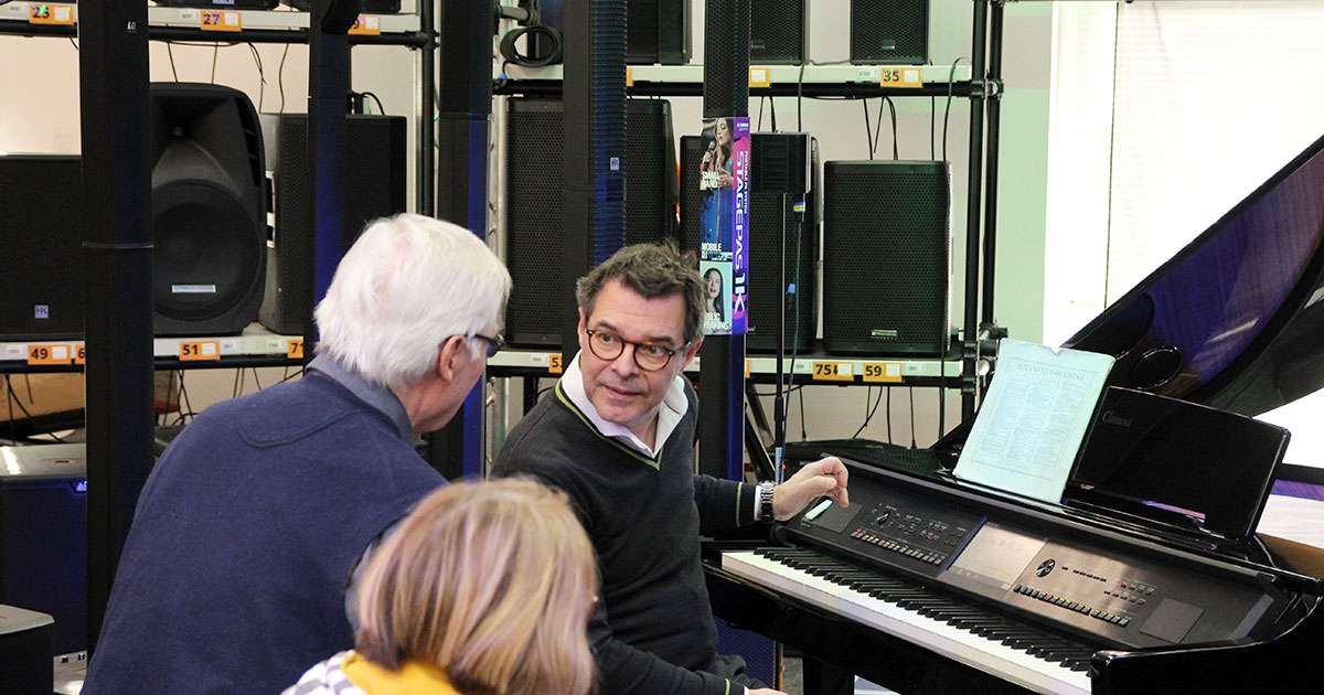Peter Baartmans spielt im Musikhaus Kirstein Yamaha Clavinova CVP-800.