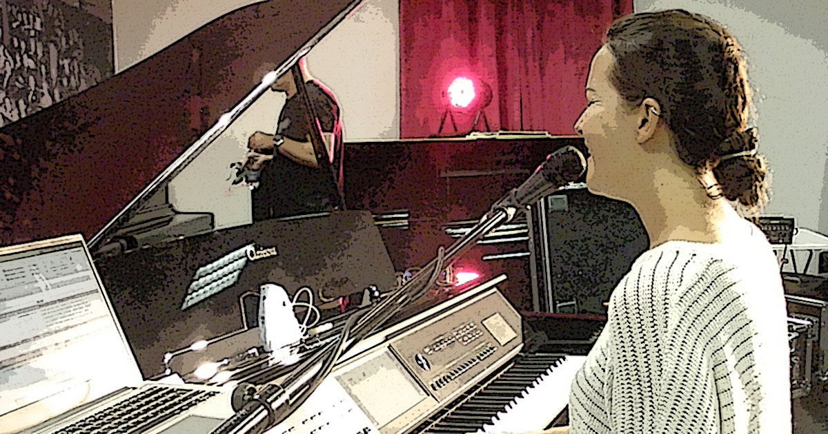 Kleine Dokumentation im Comic-Style zum Yamaha-Videodreh Digitalpiano Clavinova CVP-809 mit Susan Albers und Peter Baartmans im Musikhaus Kirstein in Schongau. Comic-Bild 15: Susan übt ein Stück am Clavinova CVP-809.