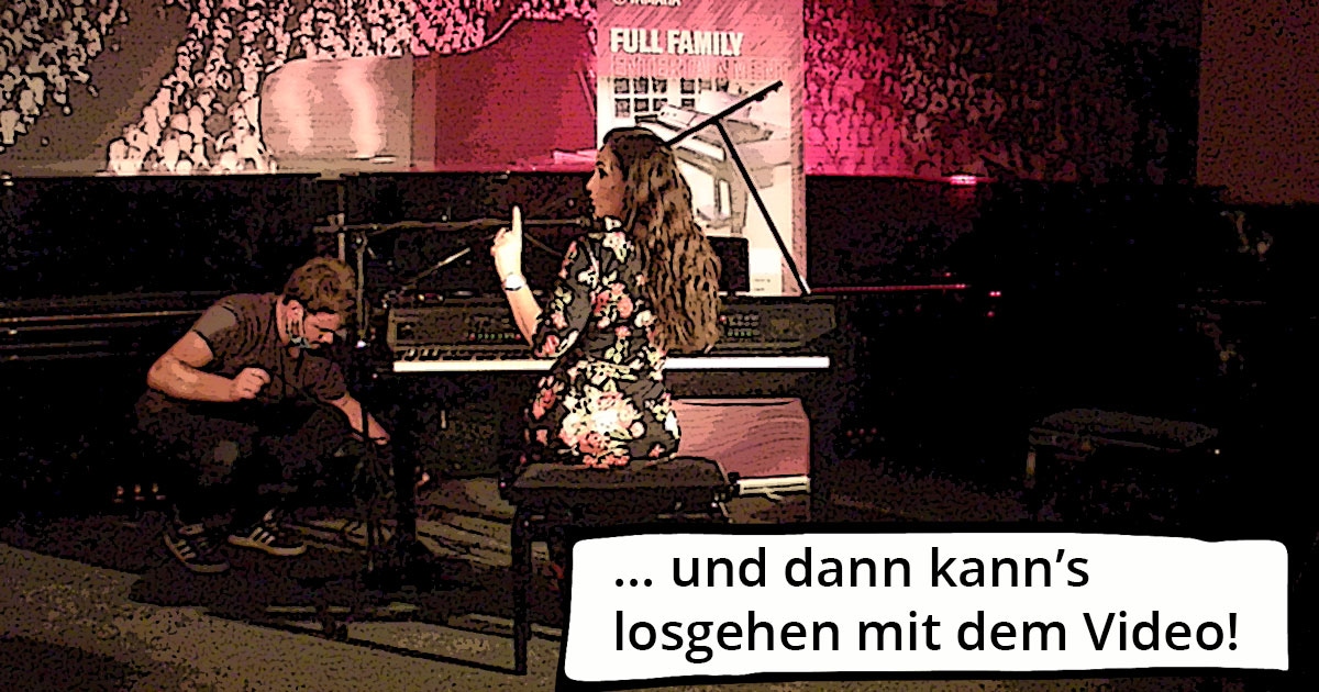 Kleine Dokumentation im Comic-Style zum Yamaha-Videodreh Digitalpiano Clavinova CVP-809 mit Susan Albers und Peter Baartmans im Musikhaus Kirstein in Schongau. Comic-Bild 18: Der Videodreh geht los. Susan sitzt am Klavier.