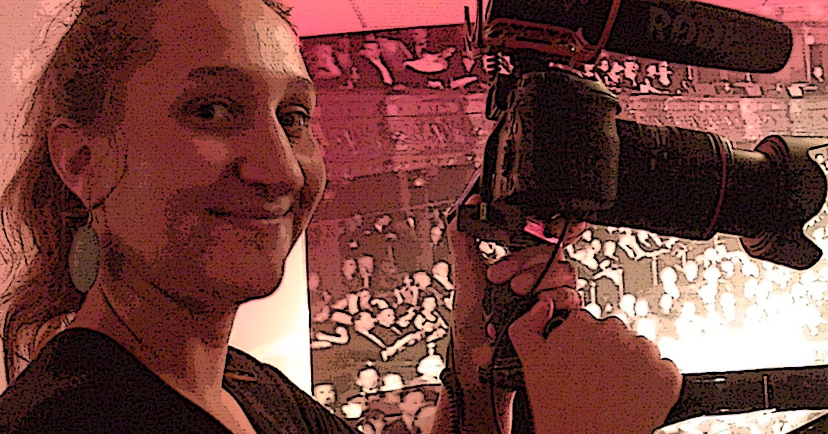 Kleine Dokumentation im Comic-Style zum Yamaha-Videodreh Digitalpiano Clavinova CVP-809 mit Susan Albers und Peter Baartmans im Musikhaus Kirstein in Schongau. Comic-Bild 21: Mali aus dem Musikhaus-Kirstein-Team filmt.