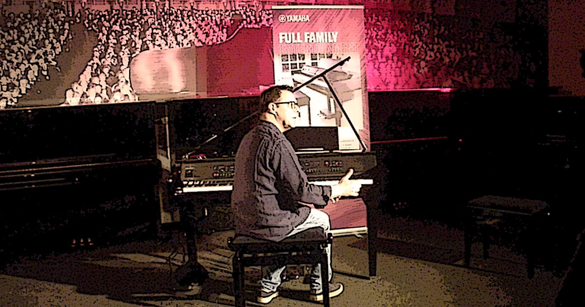 Kleine Dokumentation im Comic-Style zum Yamaha-Videodreh Digitalpiano Clavinova CVP-809 mit Susan Albers und Peter Baartmans im Musikhaus Kirstein in Schongau. Comic-Bild 22: Peter Baartmans sitzt am Klavier und wendet sich mit einer Erläuterung zum Digitalpiano an die Zuschauer, schaut in eine der drei Kameras.