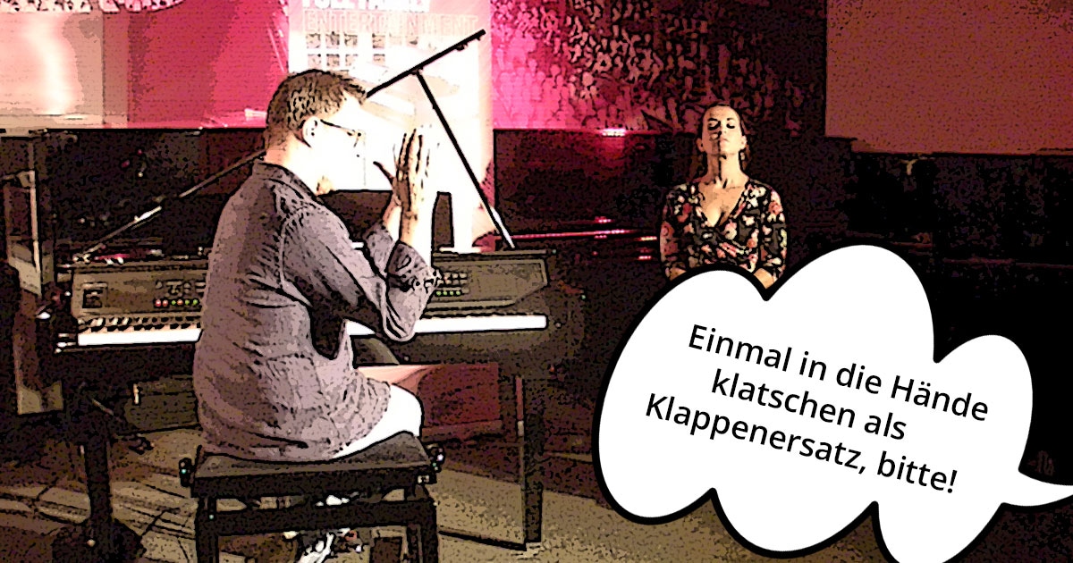 Kleine Dokumentation im Comic-Style zum Yamaha-Videodreh Digitalpiano Clavinova CVP-809 mit Susan Albers und Peter Baartmans im Musikhaus Kirstein in Schongau. Comic-Bild 27: Peter Baartmans klatscht in die Hände, um eine Filmklappe für die nächste Szene zu imitieren.