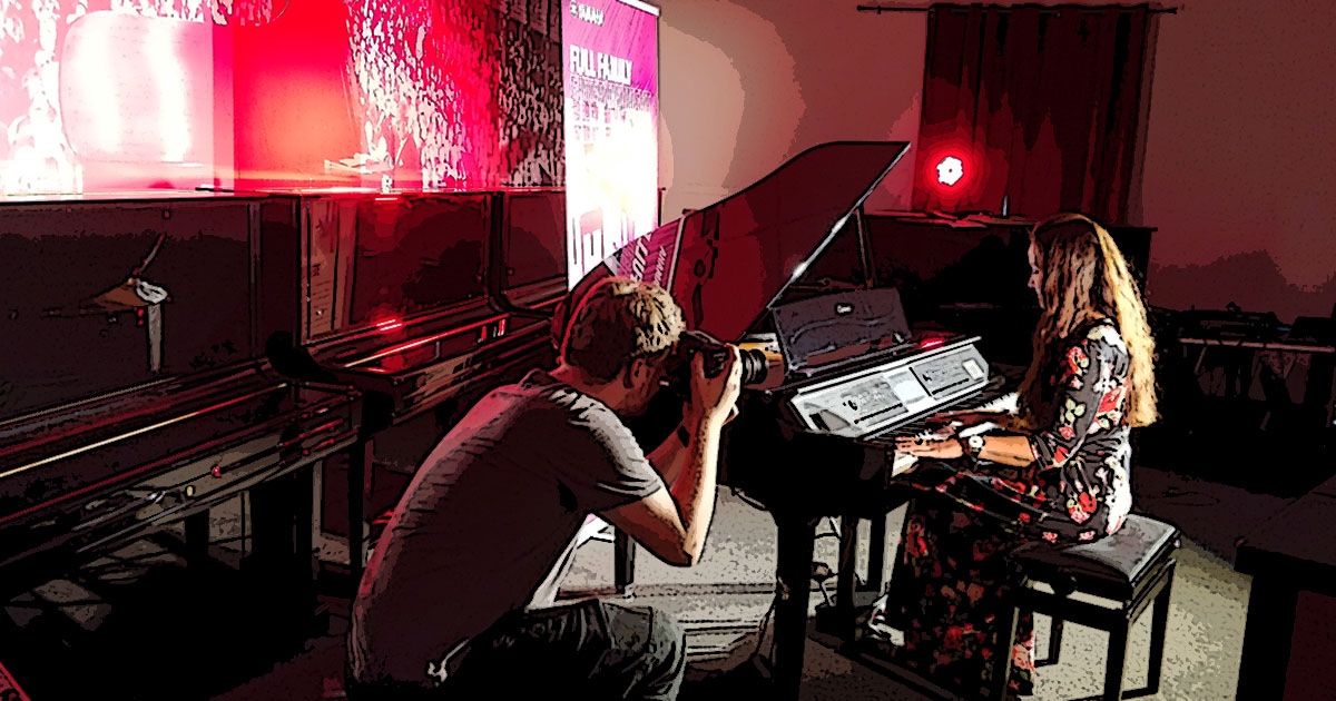 Kleine Dokumentation im Comic-Style zum Yamaha-Videodreh Digitalpiano Clavinova CVP-809 mit Susan Albers und Peter Baartmans im Musikhaus Kirstein in Schongau. Comic-Bild 30: Jannick macht ein Foto von Susan.