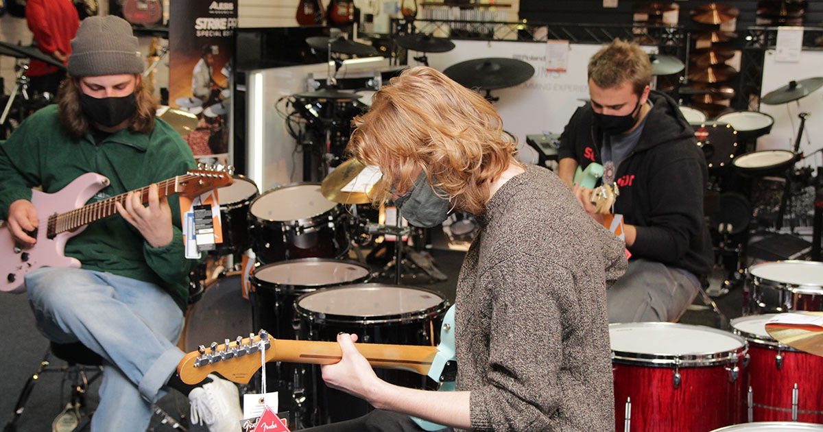 Zu Besuch bei Kirstein: Berufsschüler Musikfachhandel Mittenwald.