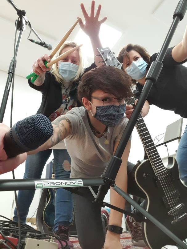 Eine Mädelsband hat unser kompaktes Mikrofonstativ getestet.