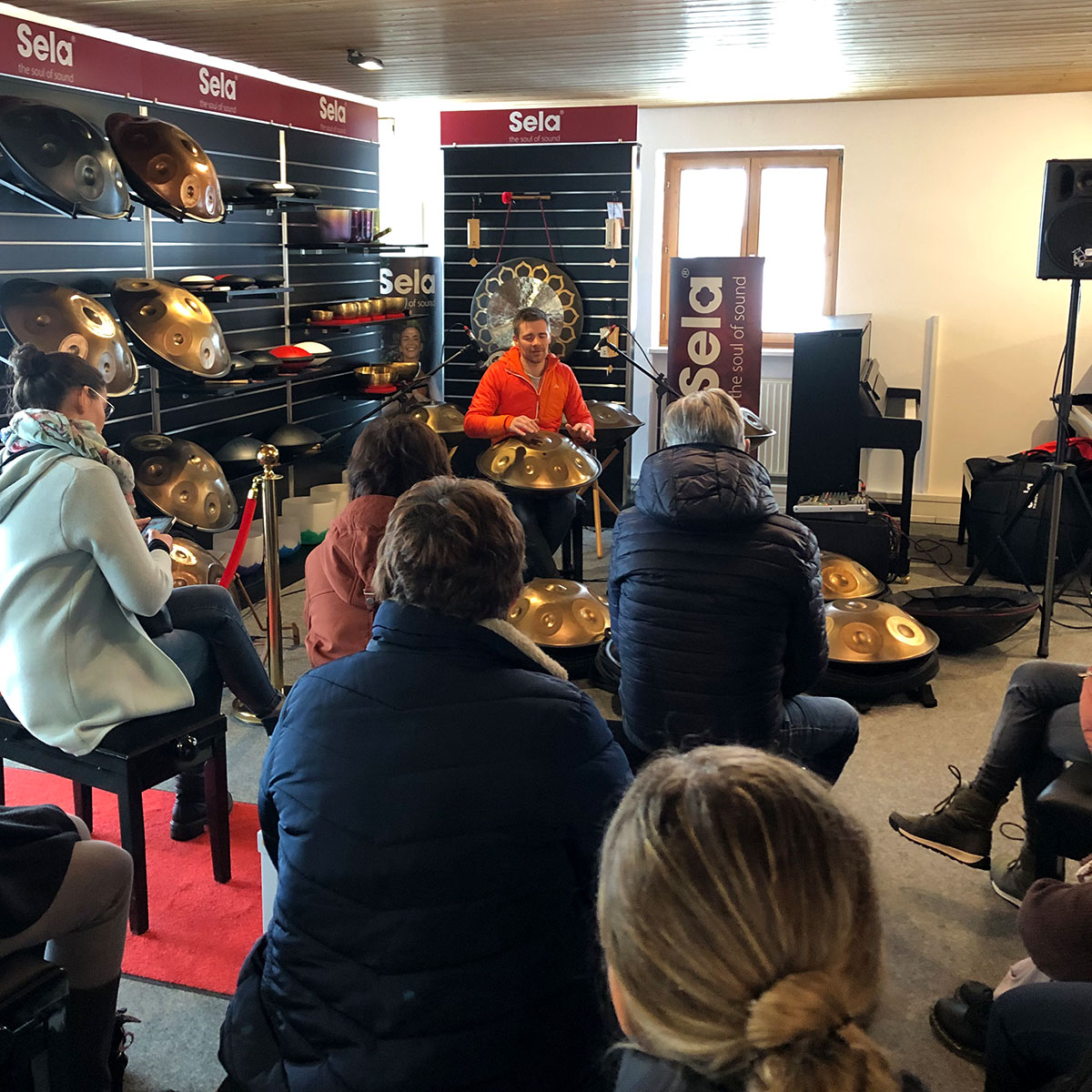 Zwischen den beiden Handpan-Workshop-Kursen gab Tobias ein kleines Handpan-Konzert, zu dem sich zahlreiche Zuschauer einfanden.