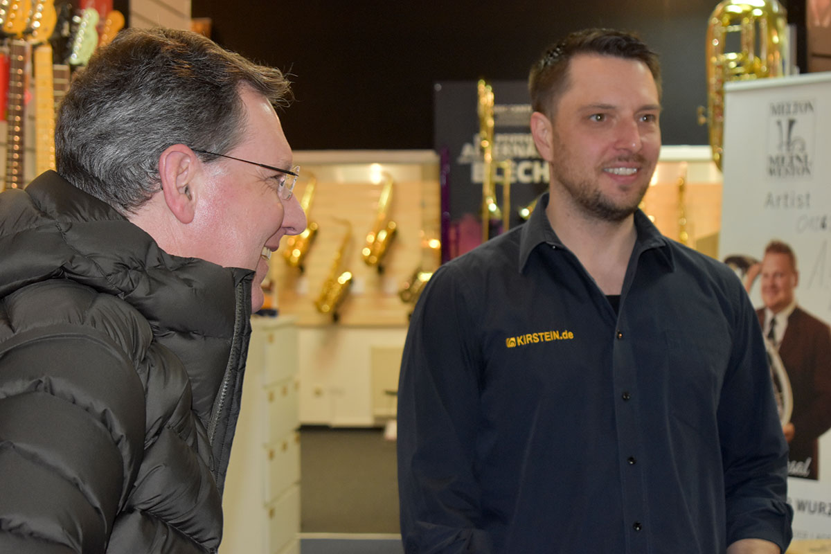 Fachschulrektor Dr. Frederik Habel mit Verkaufsleiter Markus Herz im Musikhaus Kirstein