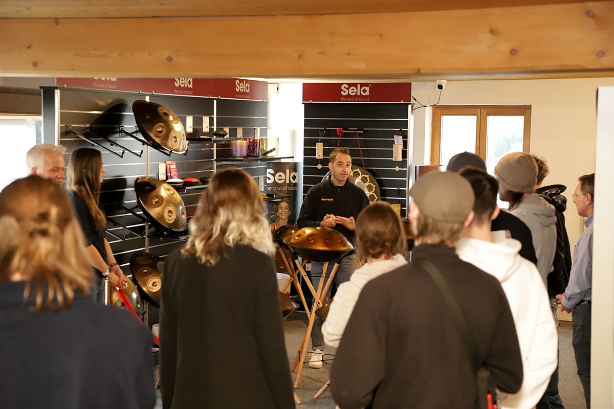 Schülerinnen und Schüler der Berufsschule Mittenwald während einer Handpan-Vorführung im Musikhaus Kirstein