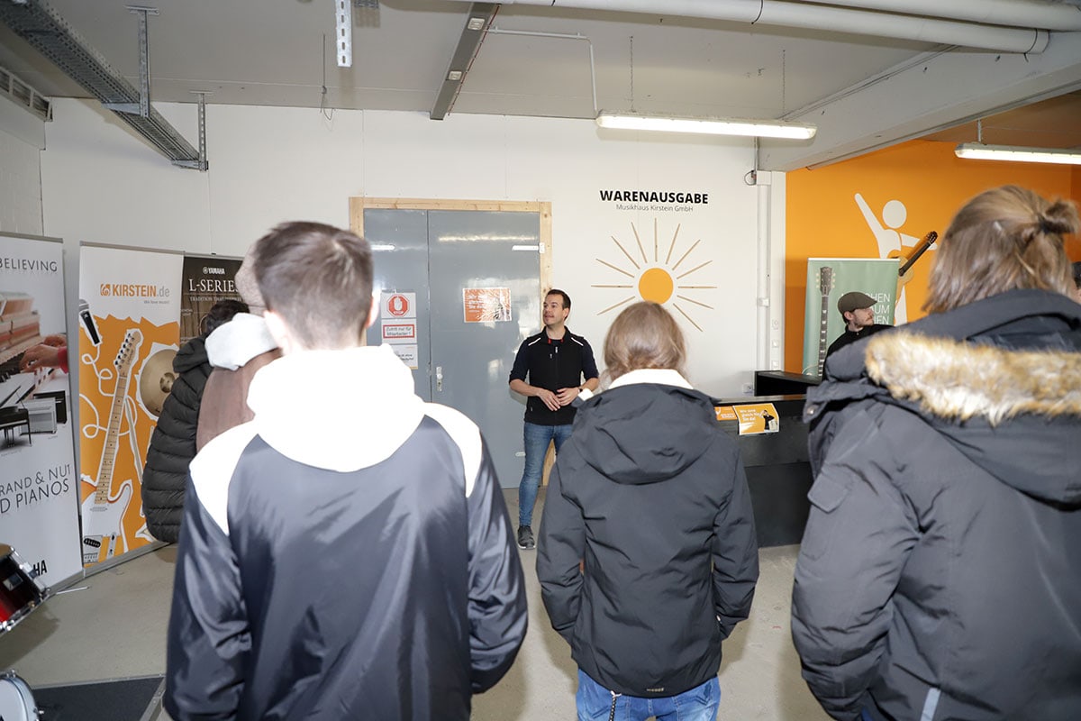 Schülerinnen und Schüler der Berufsschule Mittenwald während der Führung im Zentrallager von Musikhaus Kirstein