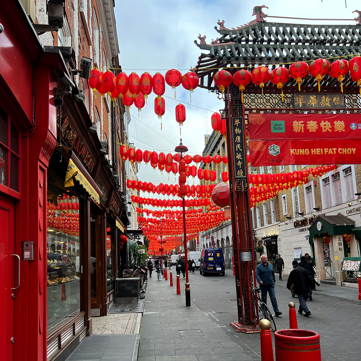 Blick auf einen Straßenzug von Soho, Chinatown mit vielen roten Lampignons
