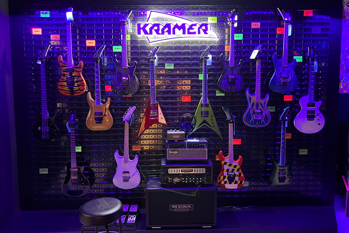 Gitarren der Marke Kramer in der Gibson Garage in einem optisch separaten Bereich mit blauem Licht und besonderem Design.