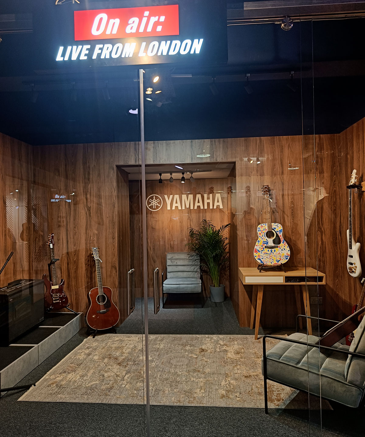 Seperater Raum für Aufnahmen im Yamaha Store London