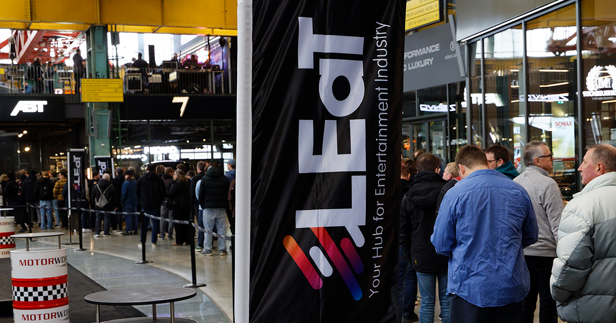 Eingangsbereich zur LEaT X 26. Die Messebesucher stehen Schlange und warten auf Einlass.