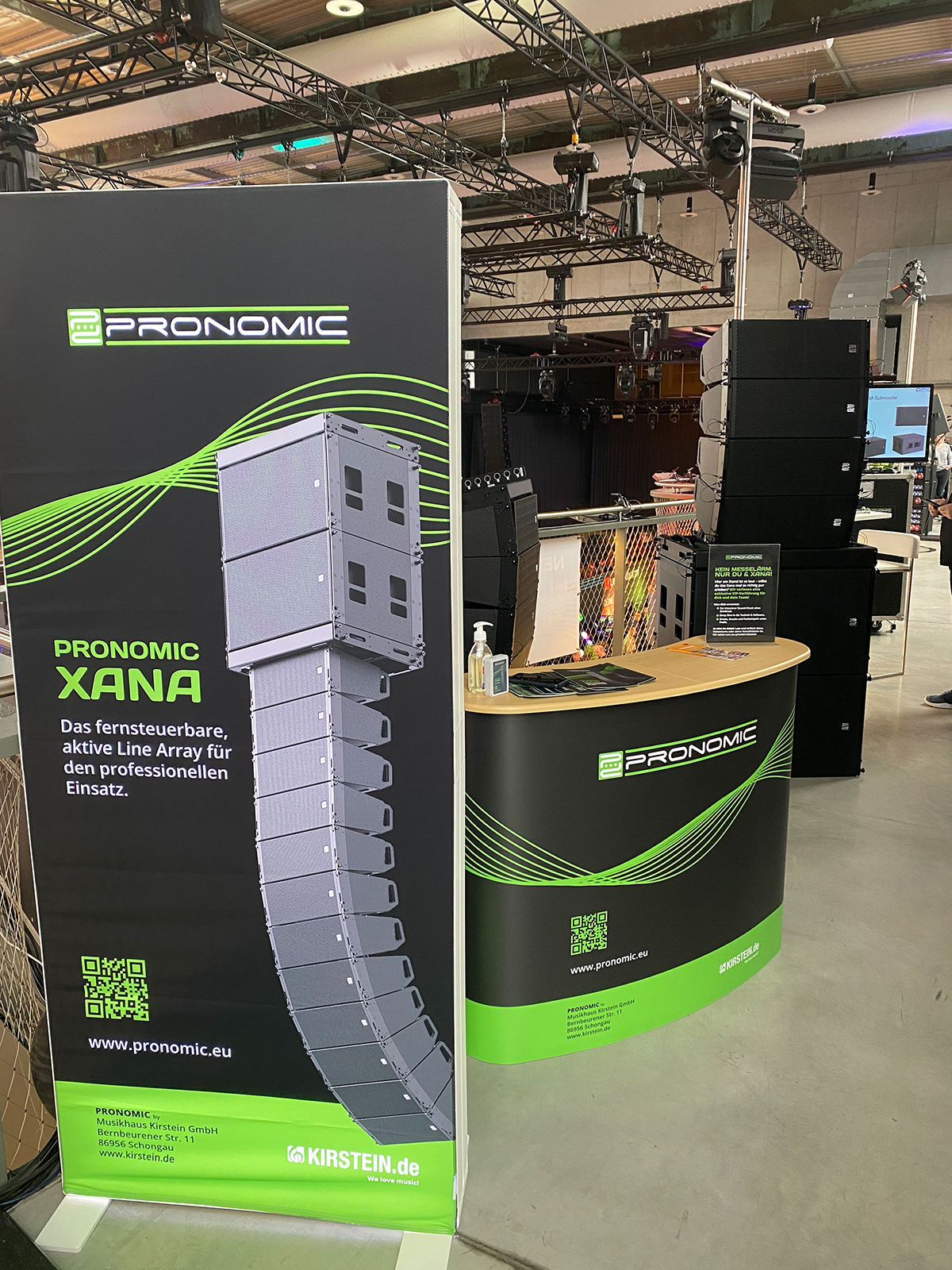 Pronomic XANA Messestand auf der LEaT X 26 mit Messetheke und Roll-up-Banner