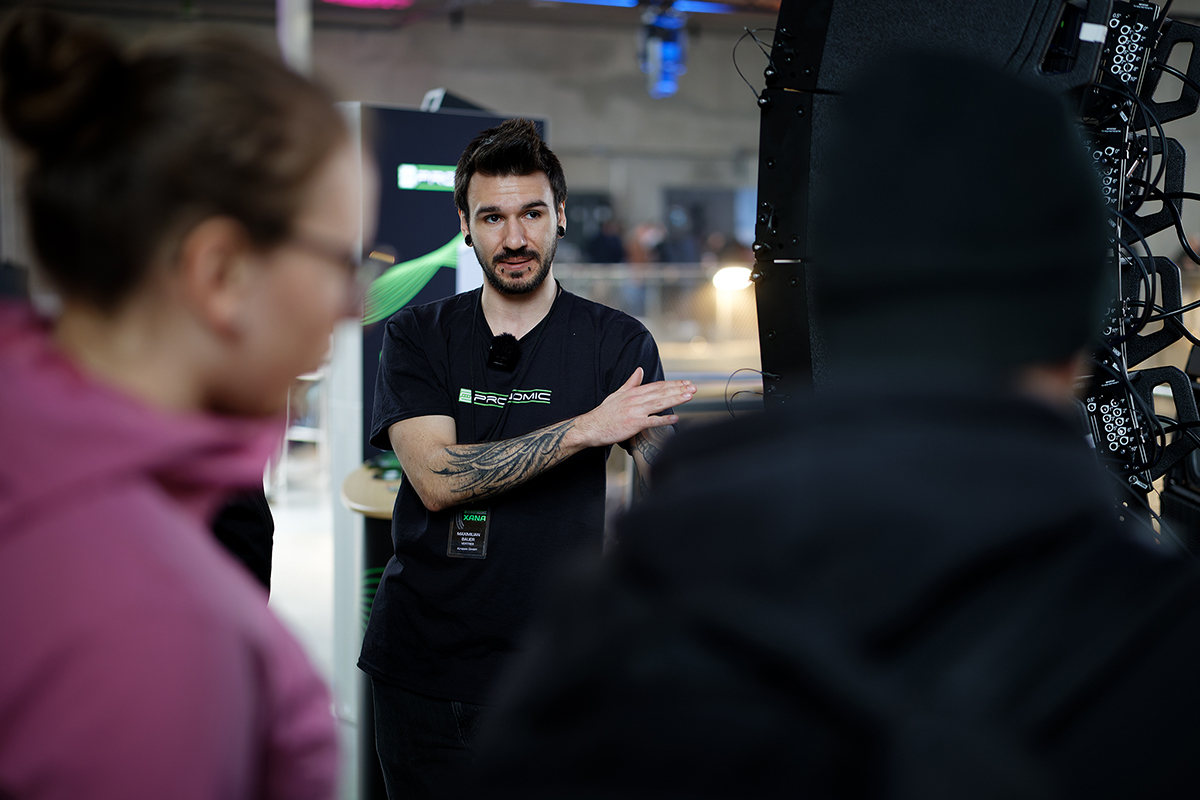 Max Bauer vom Musikhaus Kirstein bei der Präsentation des Pronomic XANA Line Array