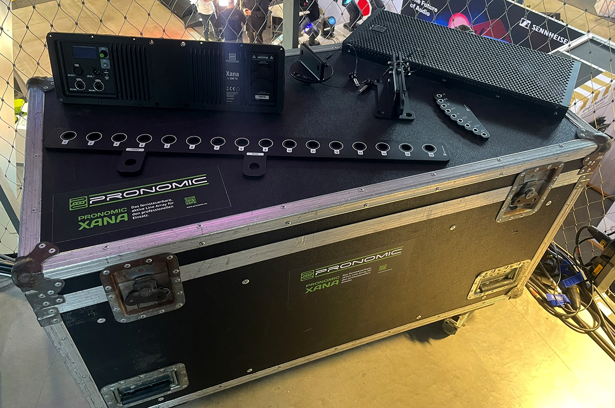 Auf einem Flightcase angeordnet: Ampmodul, Flybar, Frontgitter, Standbase, Hänge-Rigging, Tilt Unit
