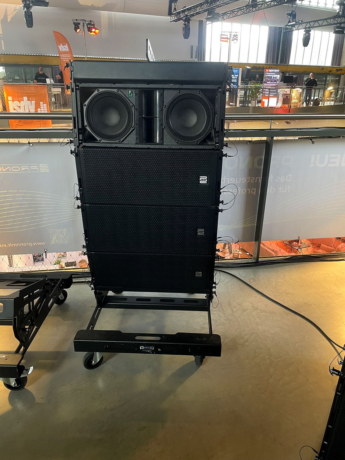 Vorderansicht mehrerer übereinander angeordneter Pronomic XANA Topteile. Das oberste Topteil ist geöffnet/ohne Frontgitter.