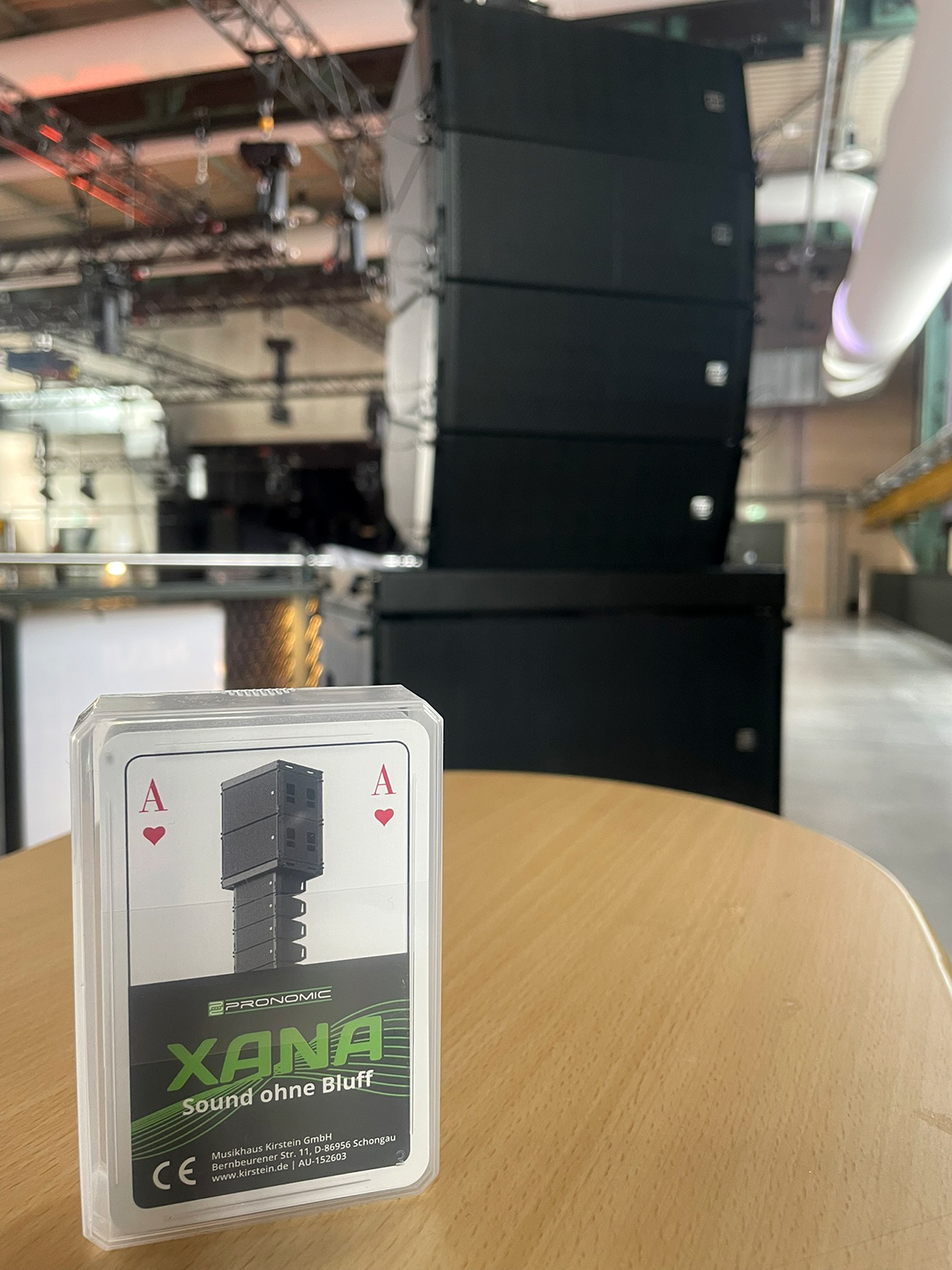 Im Hintergrund: Pronomic XANA System. Im Vordergrund: auf der Messetheke platziertes Kartenspiel "Sound ohne Bluff" als Giveaway.