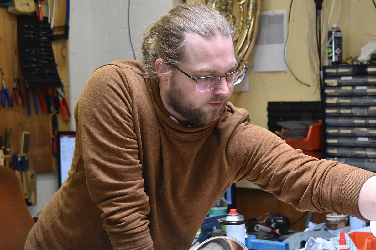 Der neue Kollege Martin in der Bläserwerkstatt bei der Arbeit