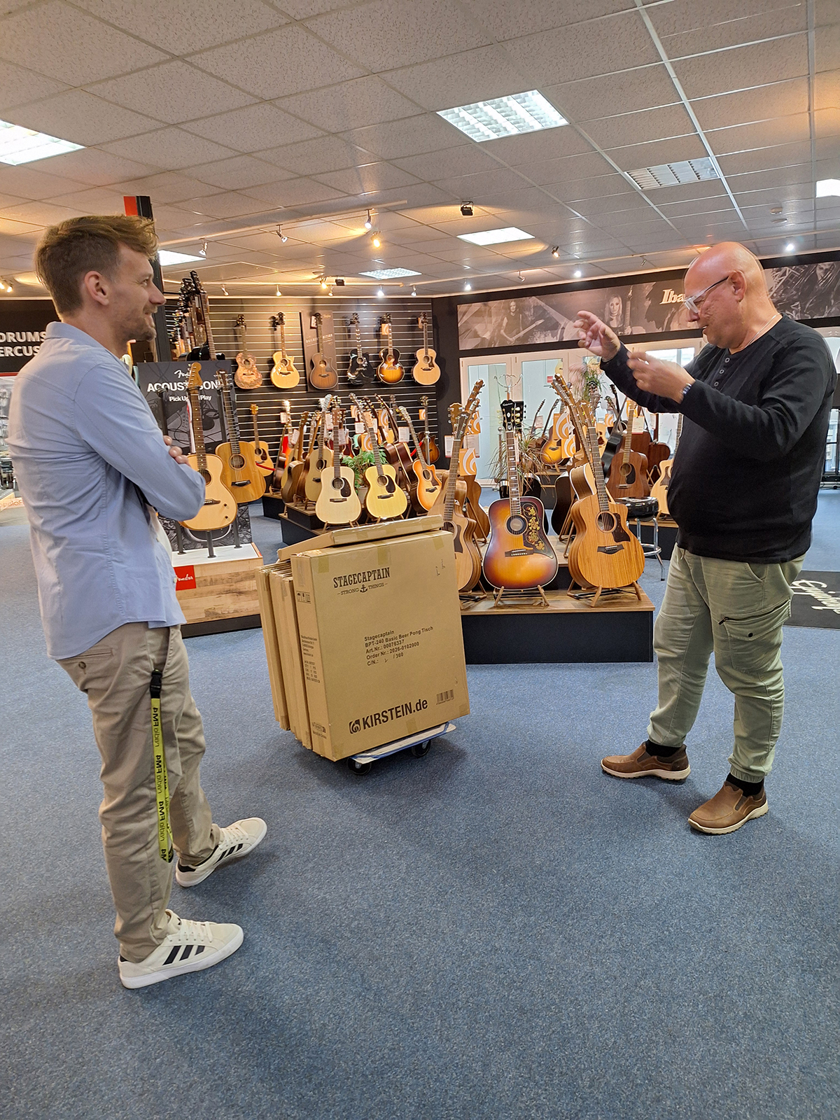 Übergabe der Sachpreise für das Benefizkonzert von Alex vom Musikhaus Kirstein an David von metamorphine