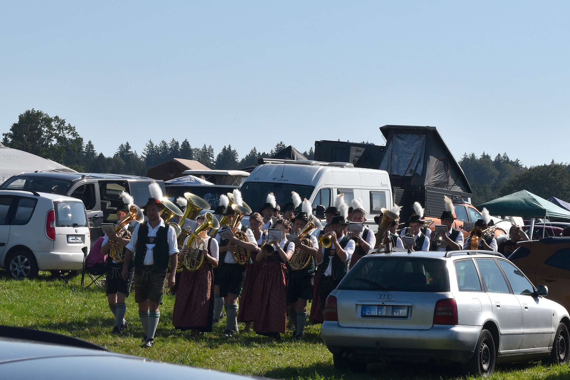 Die Blaskapelle Böbing bei ihrem morgendlichen Weckruf auf dem Campground des Böbing Open Air
