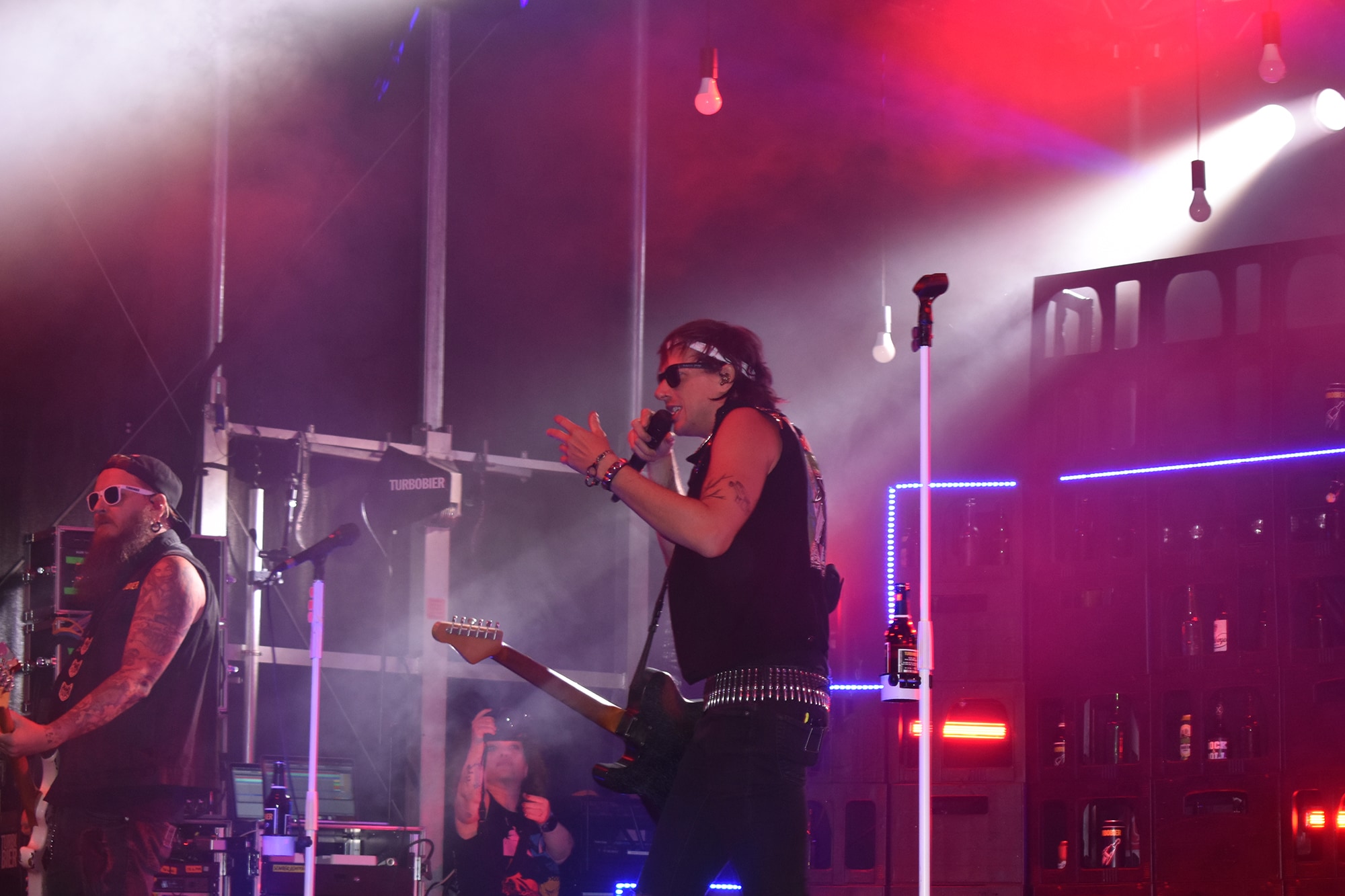 Sänger und Gitarrist der österreichischen Punk-Rock-Band Turbobier auf der Bühne beim Böbing Open Air 2026